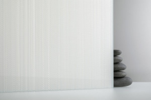 FSRT426 Стекло ткацкого станка Vivitela показано в конфигурации отражения с прослойкой белого цвета и стандартной отделкой. Forms-surfaces