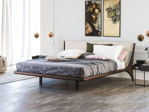 Деревянная двуспальная кровать