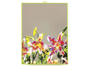 Настенное зеркало с пластиковой рамкой