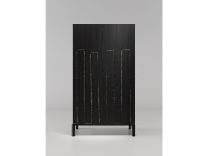 Деревянный шкаф с распашными дверцами