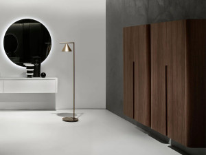 Подвесной шкаф для ванной комнаты из орехового дерева с дверцами