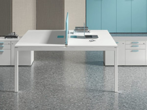 Стол с несколькими кабелями