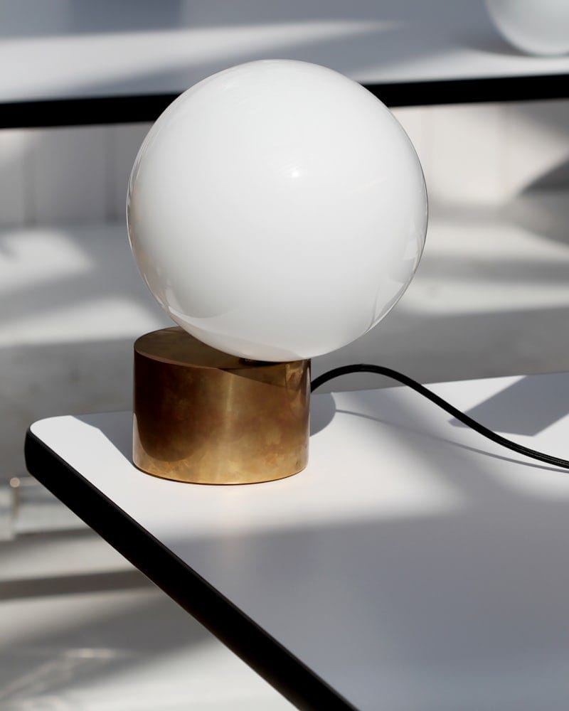 Светодиодная настольная лампа из опалового стекла и матовой латуни Michael Anastassiades Tip of the Tongue ARCH-00116600 - Вид №1