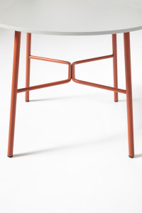 Круглый низкий журнальный столик в HPL