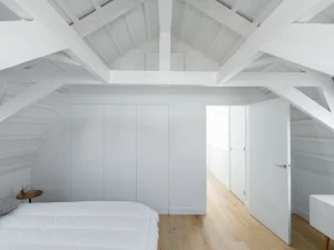 ZonaUno Распашная дверь заподлицо со стеной со скрытыми петлями