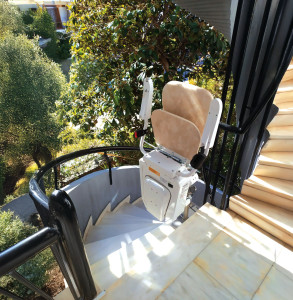 Лестничный подъемник для наружного кресла