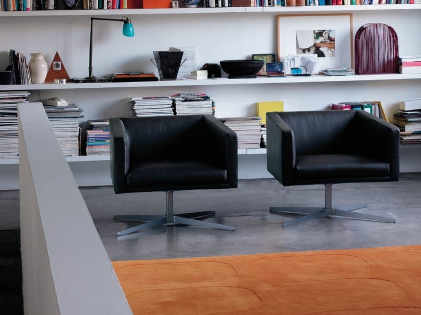 Съемное кожаное кресло со спицами Verzelloni Cubica ARCH-00087650