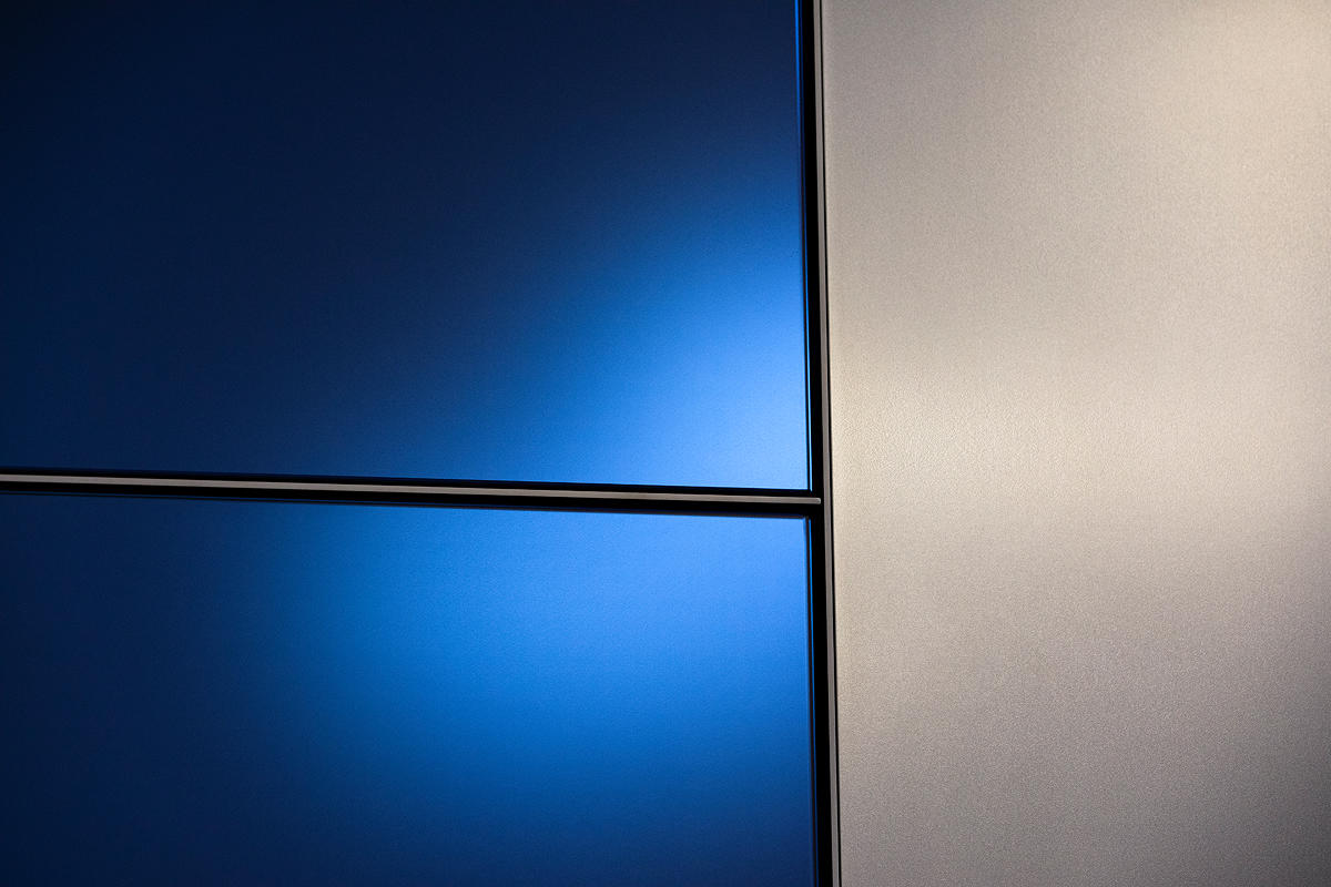 FSRT635 Система облицовки стен Levelr с панелями из вивихромового хромового стекла в отражающей конфигурации с индивидуальной цветовой прослойкой и опалексной отделкой, индивидуальной графикой туалета с индивидуальной подсветкой световой панели и настраив Forms-surfaces  - Вид №20