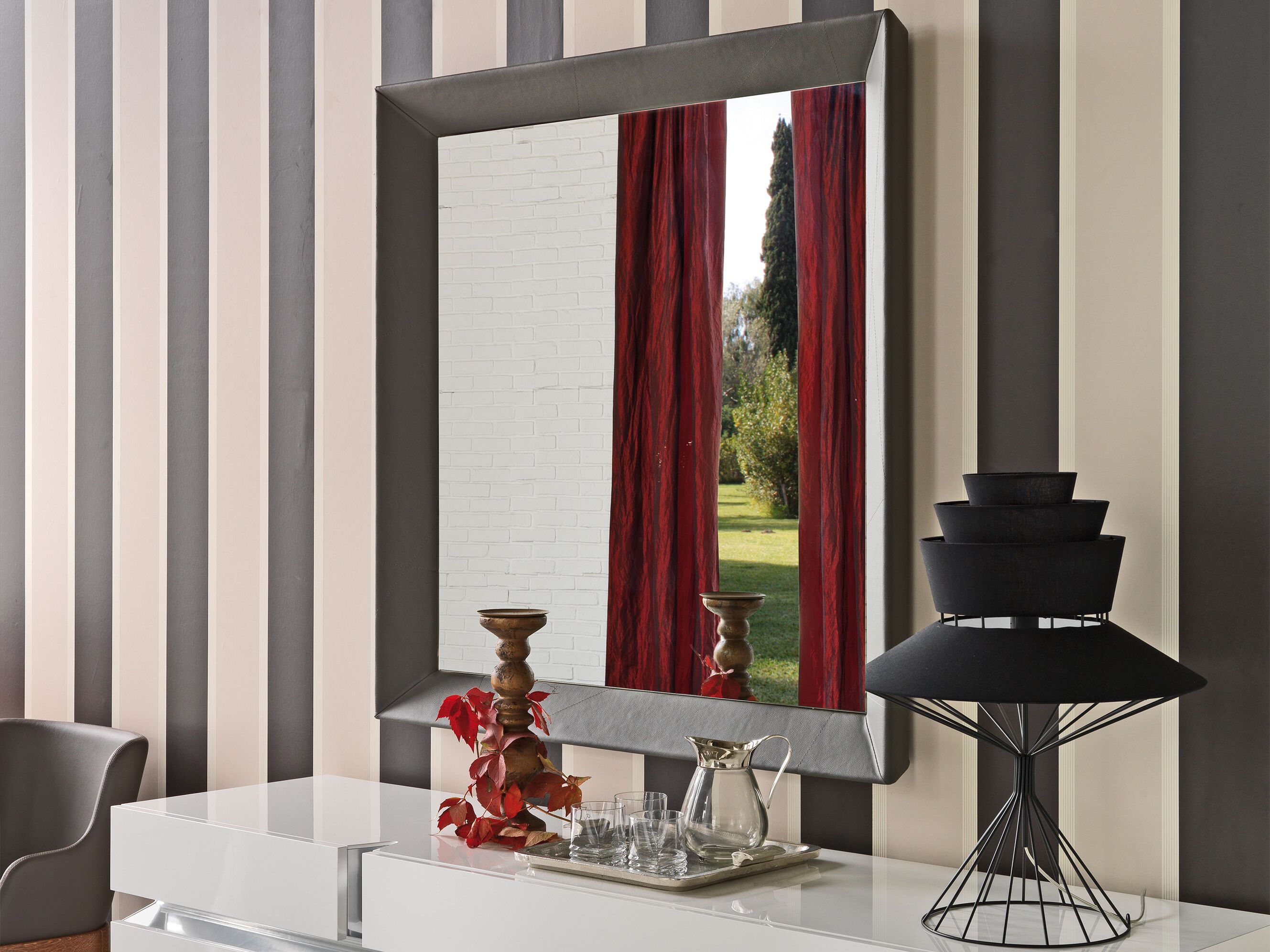 Квадратное зеркало с кожаной рамкой Cattelan italia TAXEDO ARCH-00102395