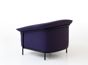 Тканевое кресло с подлокотниками