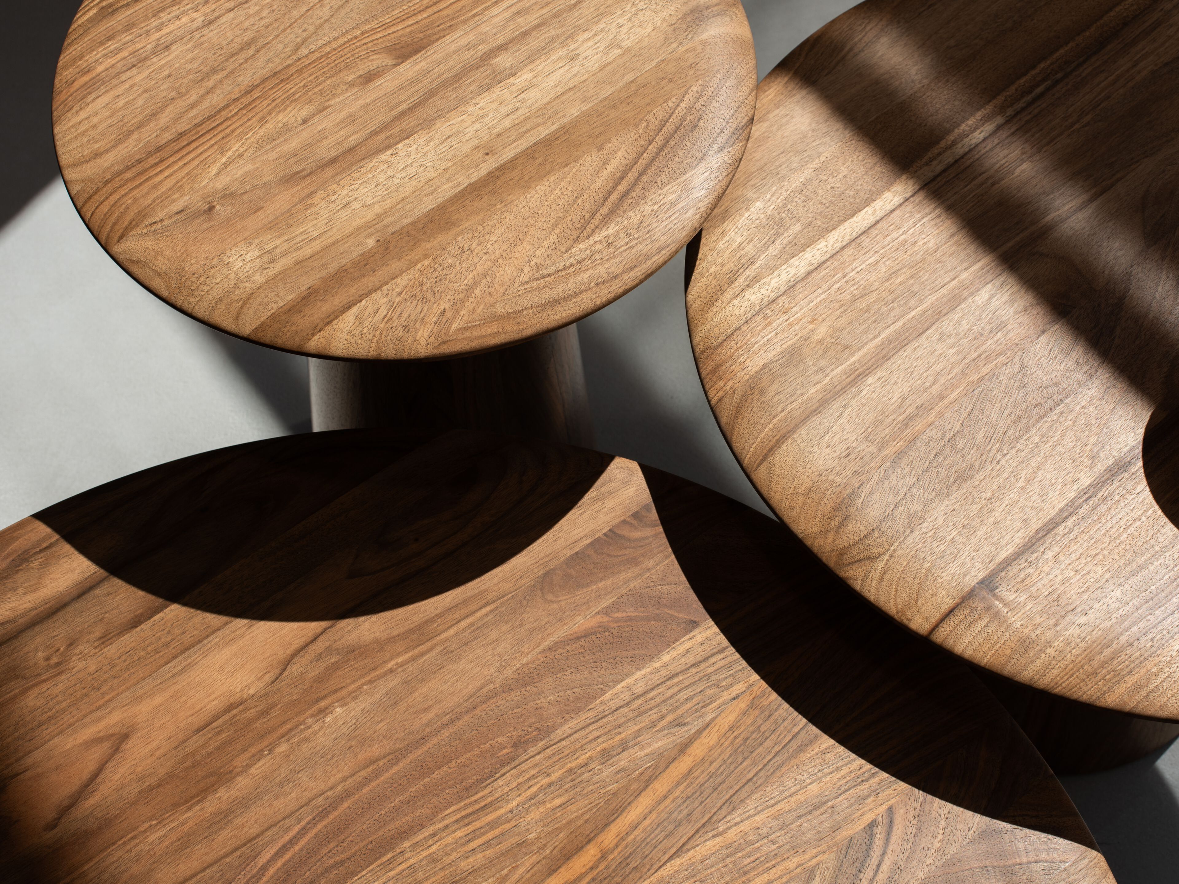 Круглый журнальный столик из орехового дерева Gazzda MUSHROOM ARCH-00038653 - Вид №4