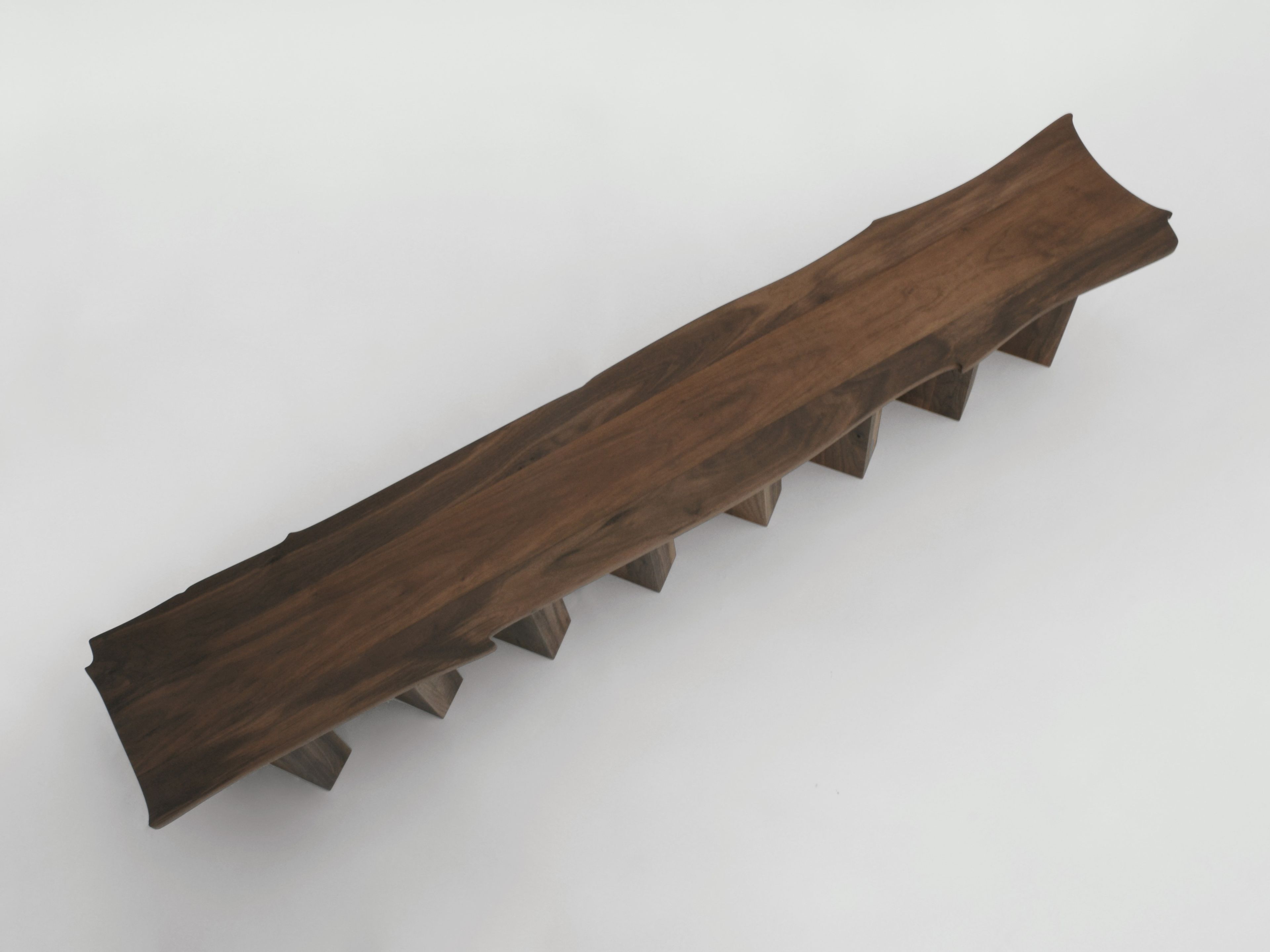 Скамейка из массива дерева Movimento Gallery Daniel Nikolovski ARCH-00144888 - Вид №2