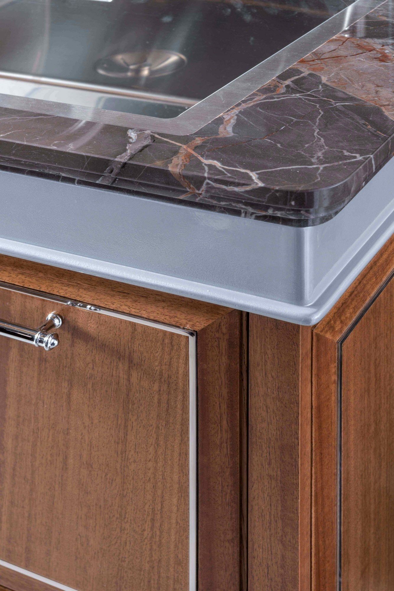 Кухня из эвкалипта с ручками на заказ с полуостровом Martini Interiors эссенция ARCH-00072314 - Вид №13