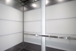 FSRT787 Интерьер лифта Levele-107 с захватными панелями из стекла vivichrome chormis с белой прослойкой и отделкой opalex, нержавеющая сталь с отделкой seastone; панель лайтплана из стекла vivigraphix graphica с прослойкой шелкопряда и отделкой pearlex +;