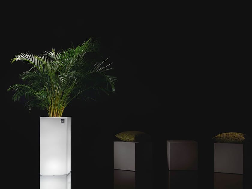 Высокий светящийся садовый горшок из полиэтилена Lyxo Design LOTO ARCH-00151286