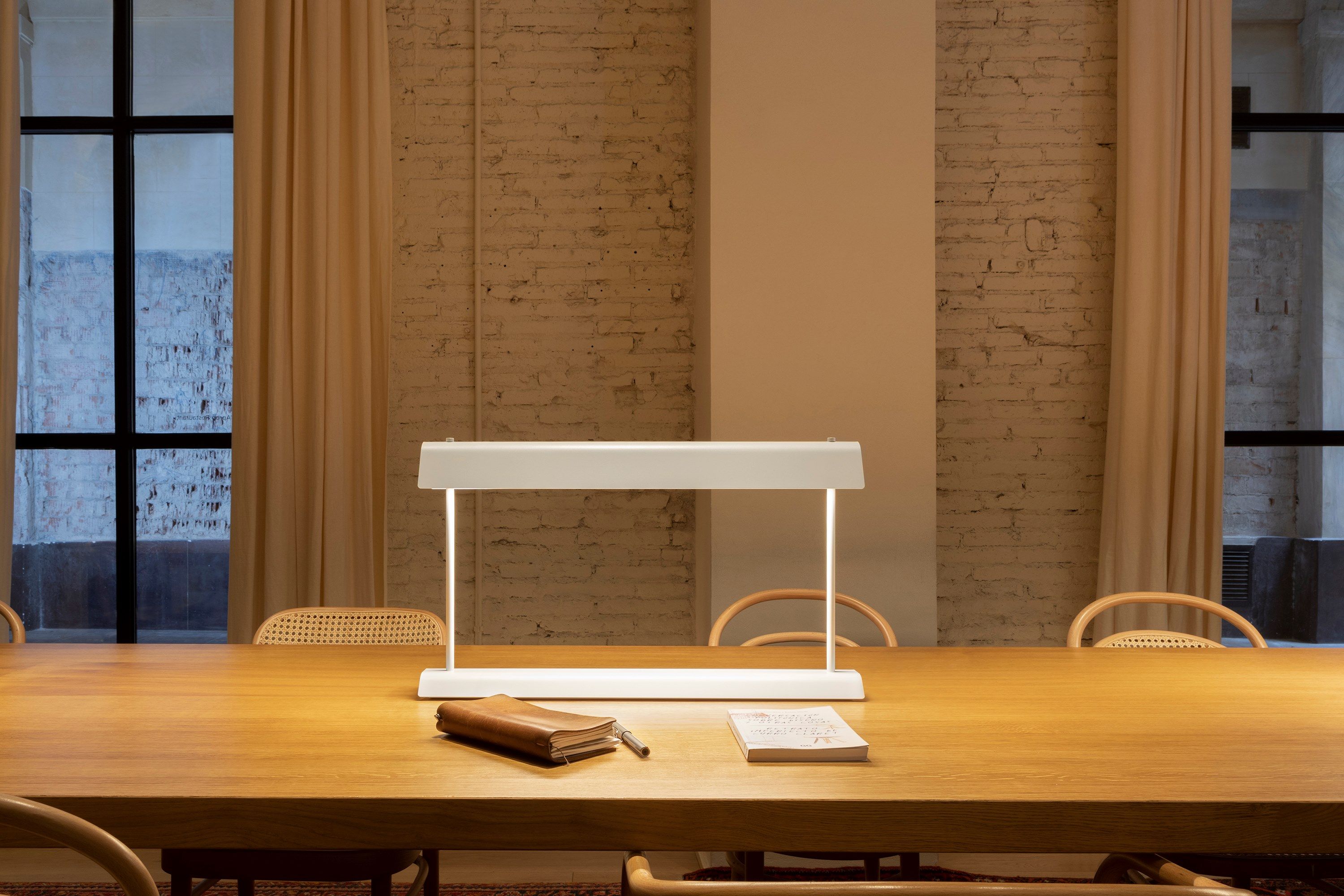 Металлическая светодиодная настольная лампа Estiluz Gada ARCH-00001902 - Вид №3