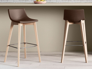 Высокий кожаный стул с подставкой для ног