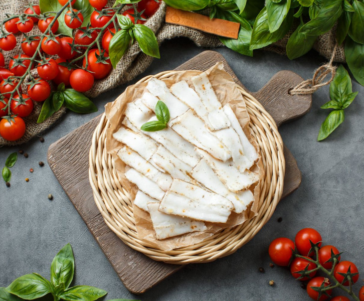 6686 Сало по-домашнему с чесноком и черным перцем (нарезка) Вкусляндия 