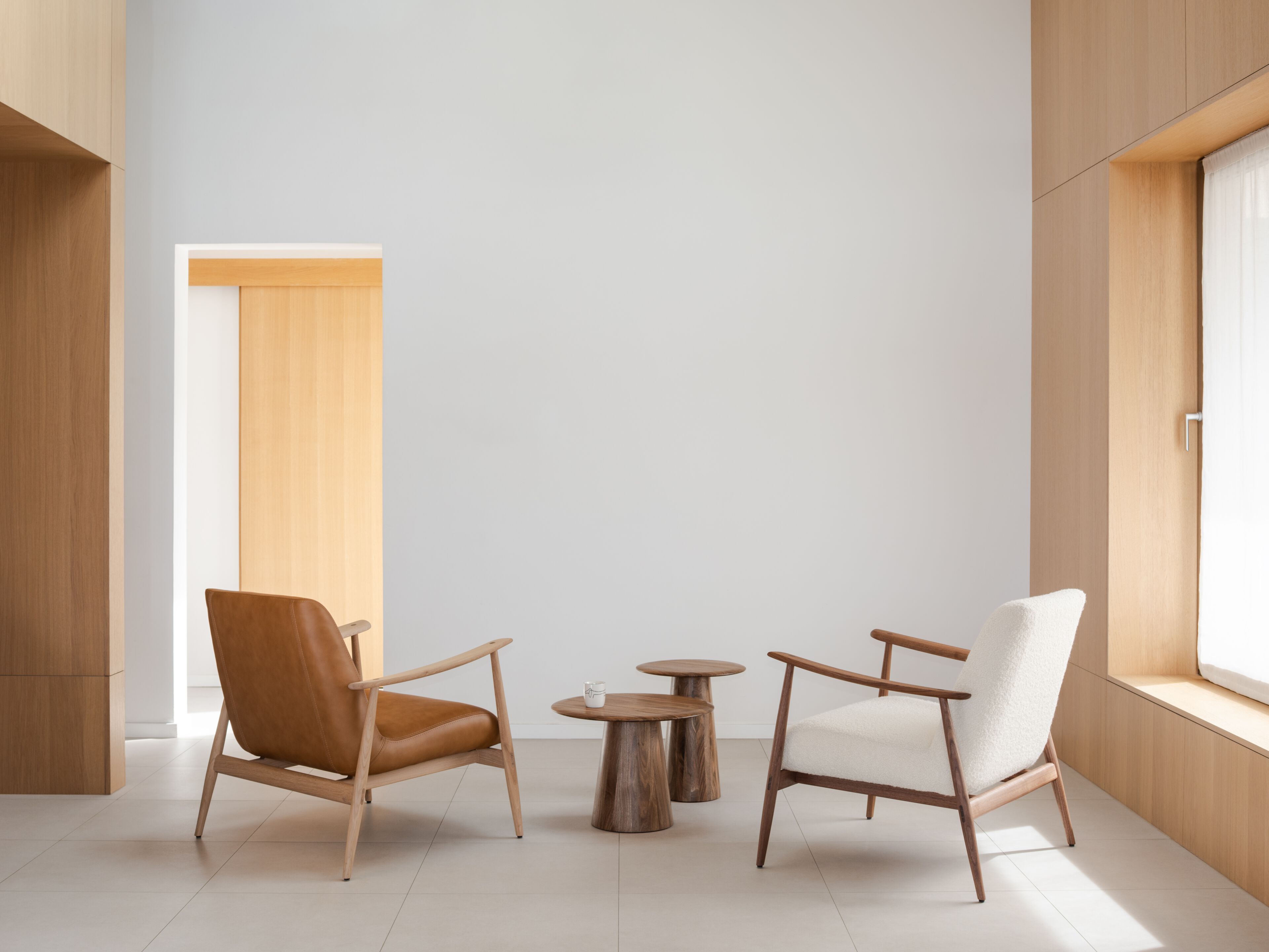 Круглый журнальный столик из орехового дерева Gazzda MUSHROOM ARCH-00038653 - Вид №7