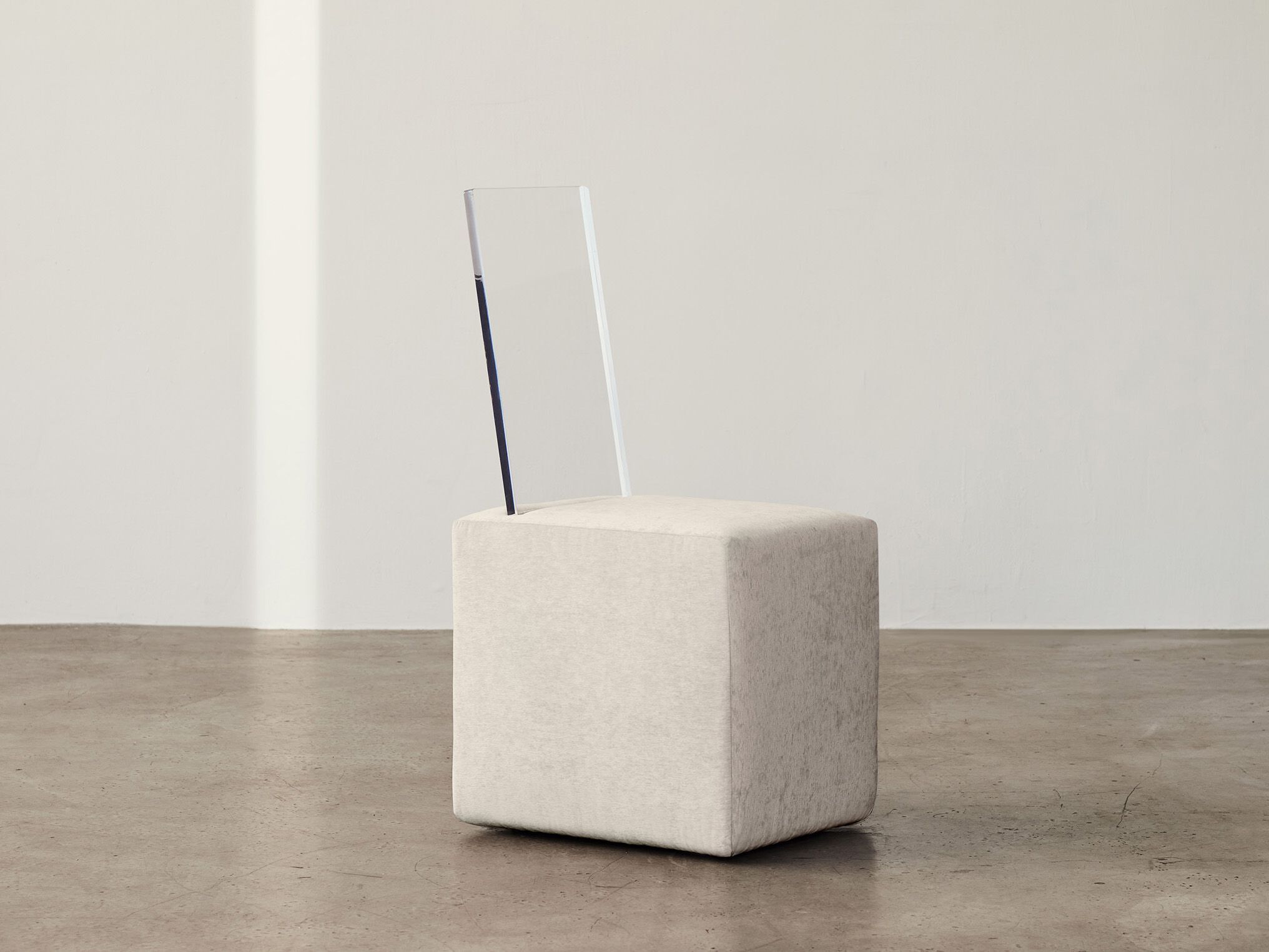 Стул из ткани с прозрачной люцитовой спинкой Caroline Chao BLOC ARCH-00038254