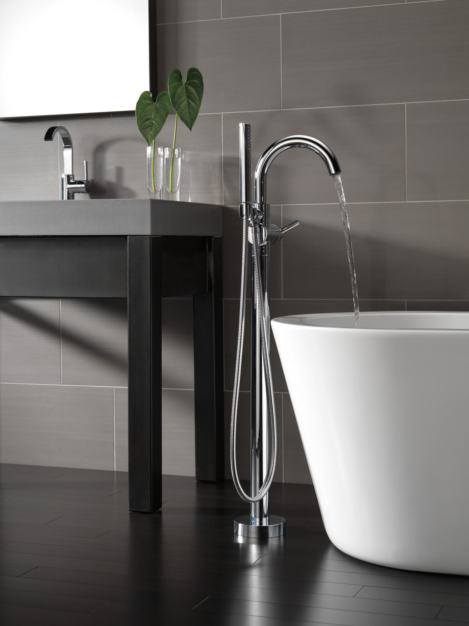 Современный напольный наполнитель для ванны с одной ручкой и ручным душем Delta Faucet 144759-FL - Вид №9