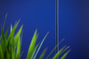 FSRT648 Система обшивки стен Levelr с панелями из вивихромного хромового стекла с прослойкой индивидуального цвета, показанная в конфигурации «отражающий» с отделкой pearlex +, нержавеющая сталь с отделкой «горный хрусталь» и открывающиеся ребра из нержав