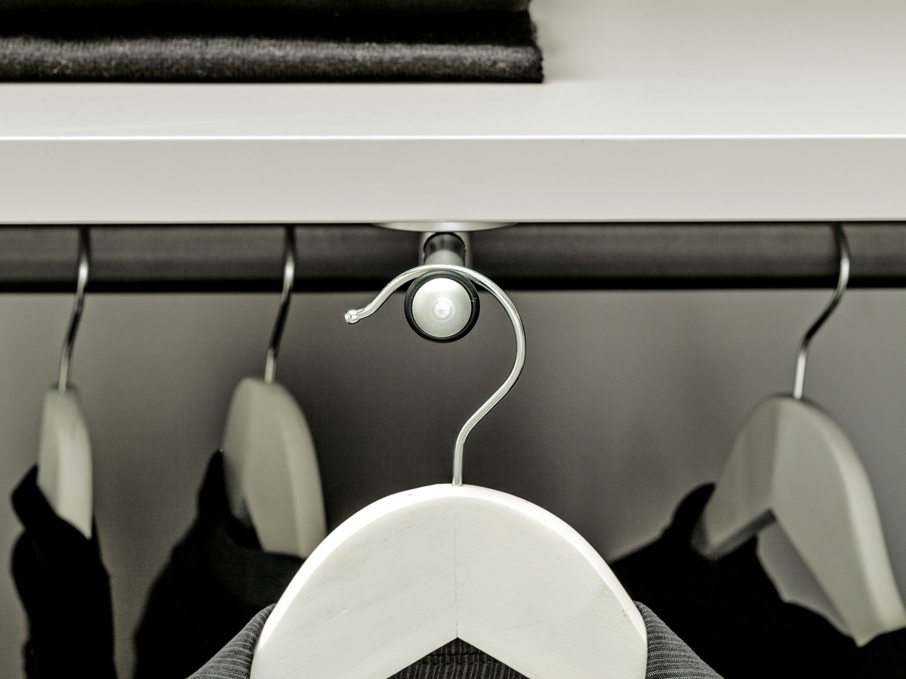 Повесьте выдвижную вешалку для шкафов Adok Intermezzo ARCH-00035690