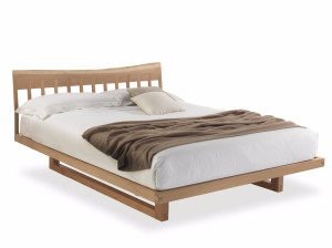 Двуспальная кровать из массива дерева