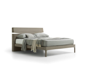 Деревянная двуспальная кровать