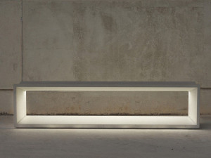 Бетонная скамья со встроенным освещением