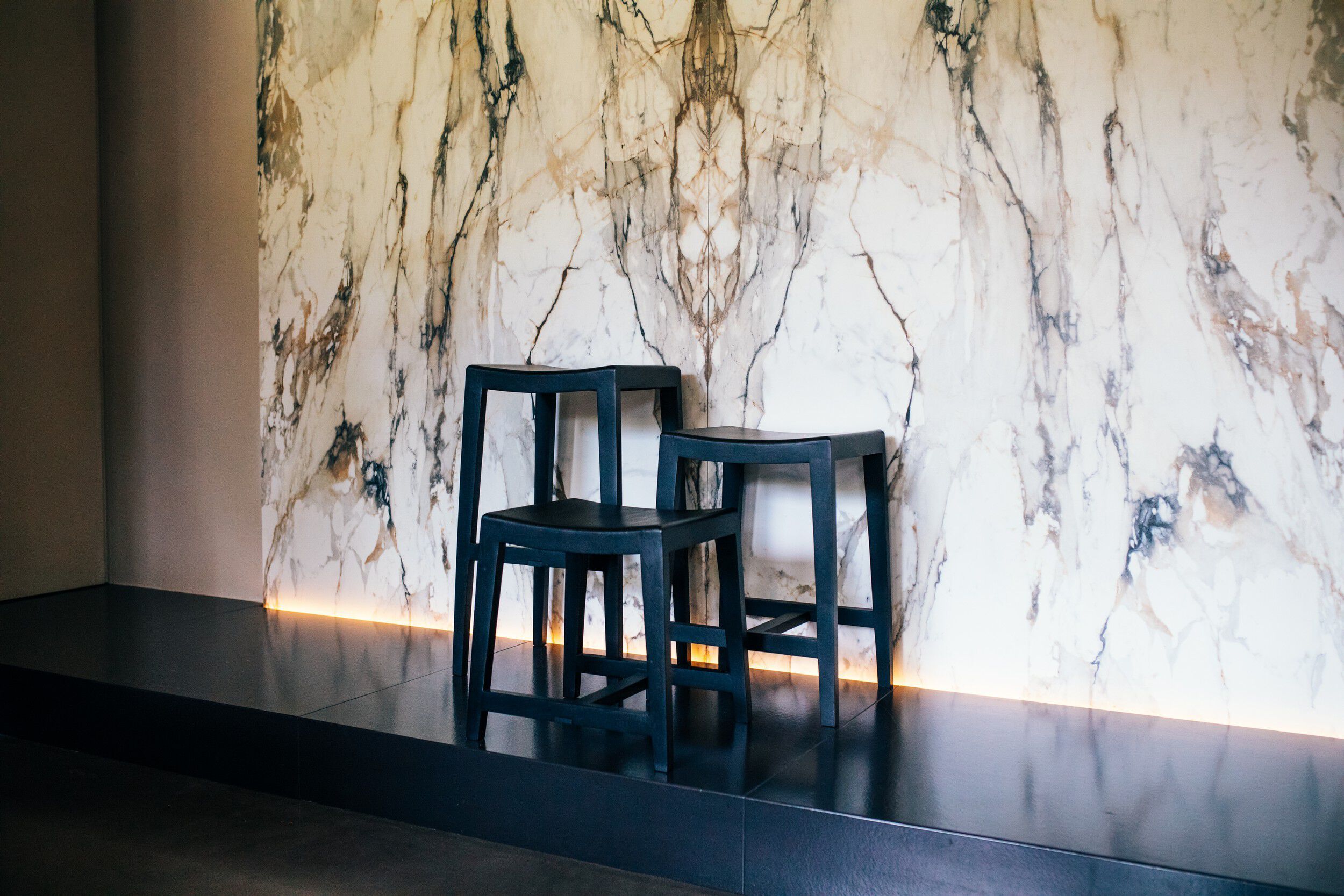 Высокий барный стул из манго с подставкой для ног POMAX KENT ARCH-00101714 - Вид №8