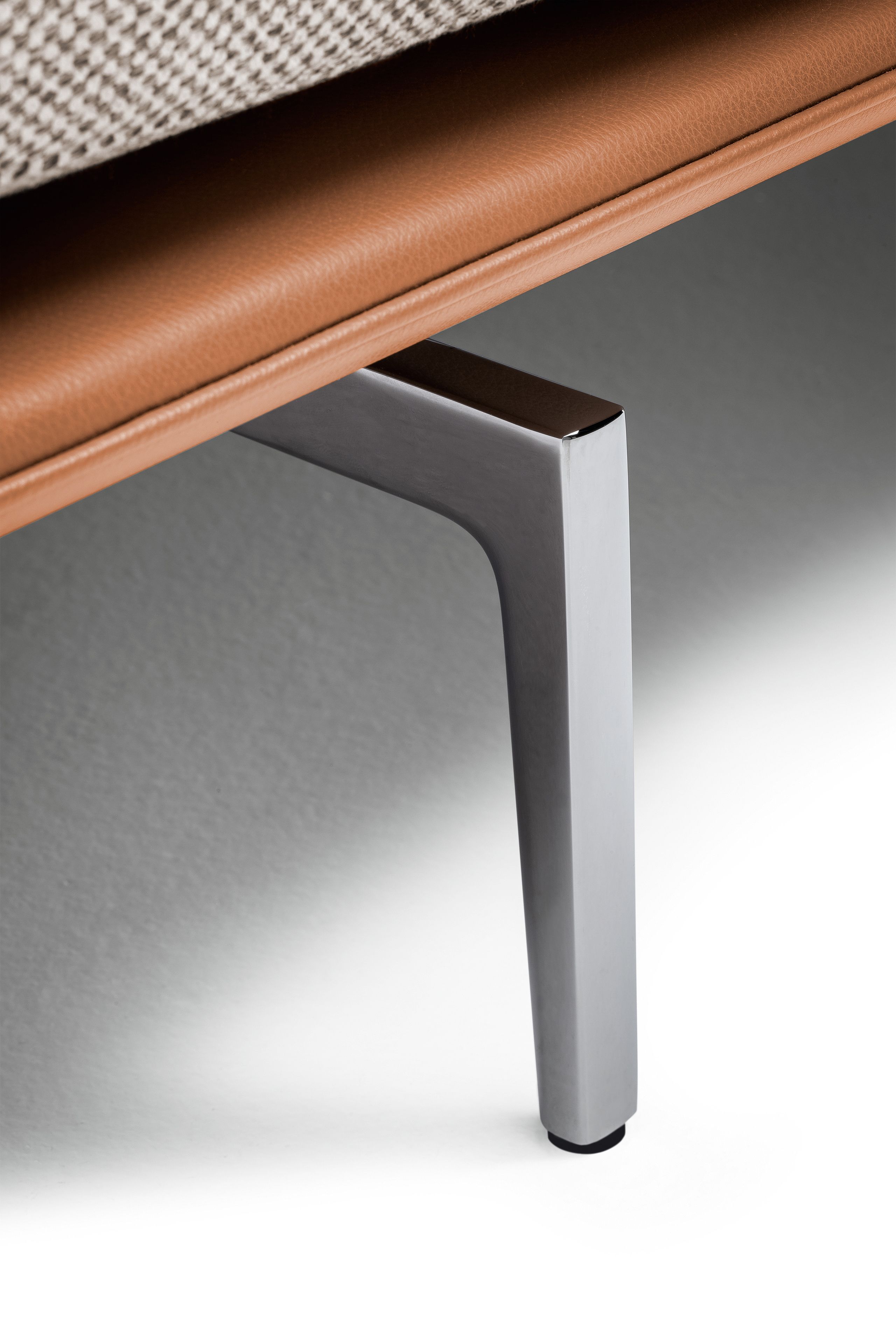 Кожаный и тканевый трехместный диван Poltrona Frau коллекция-диваны и кресла ARCH-00114374 - Вид №7