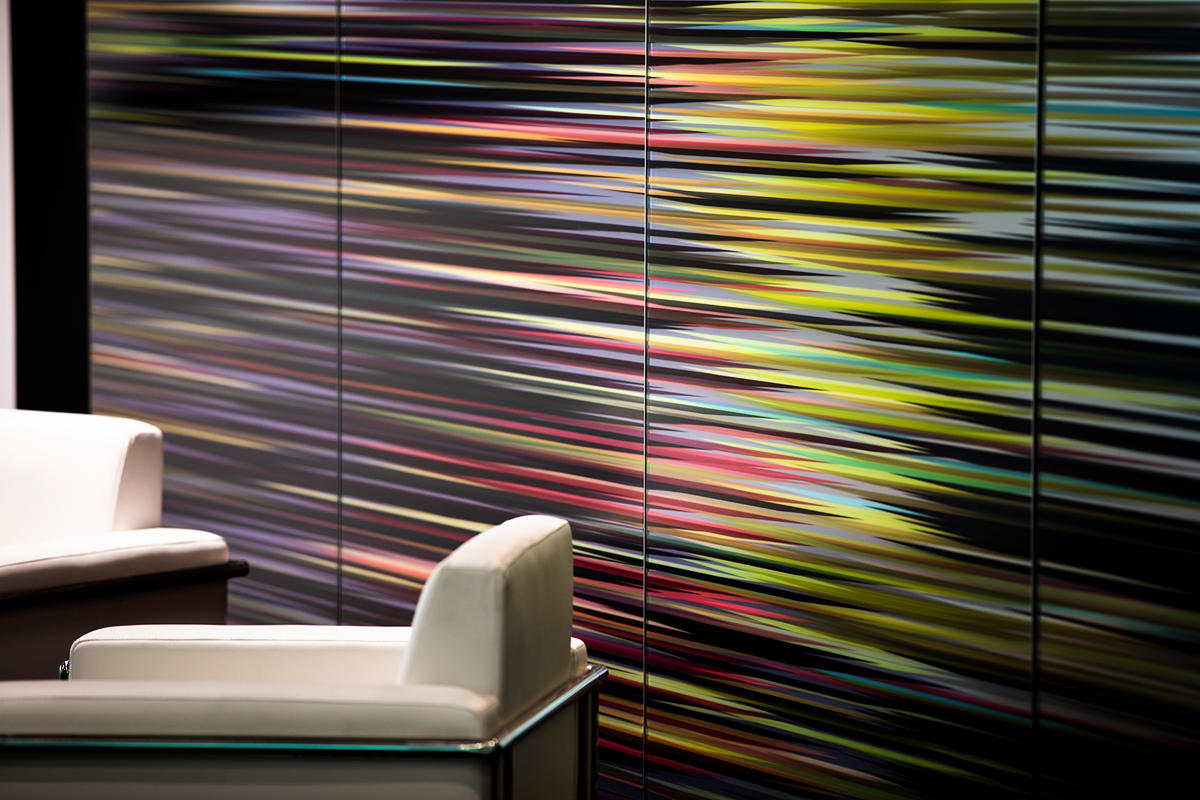 FSRT642 Система обшивки стен Levelr с панелями из стекла vivispectra vektr с индивидуальной прослойкой, показанной в конфигурации Reflective с отделкой pearlex + и открывающими ребрами из нержавеющей стали Forms-surfaces  - Вид №12