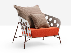 Окрашенное металлическое садовое кресло с подлокотниками