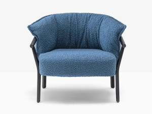 Тканевое кресло с подлокотниками