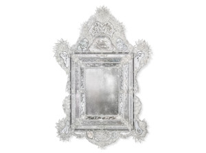 Настенное зеркало со стеклянной рамкой