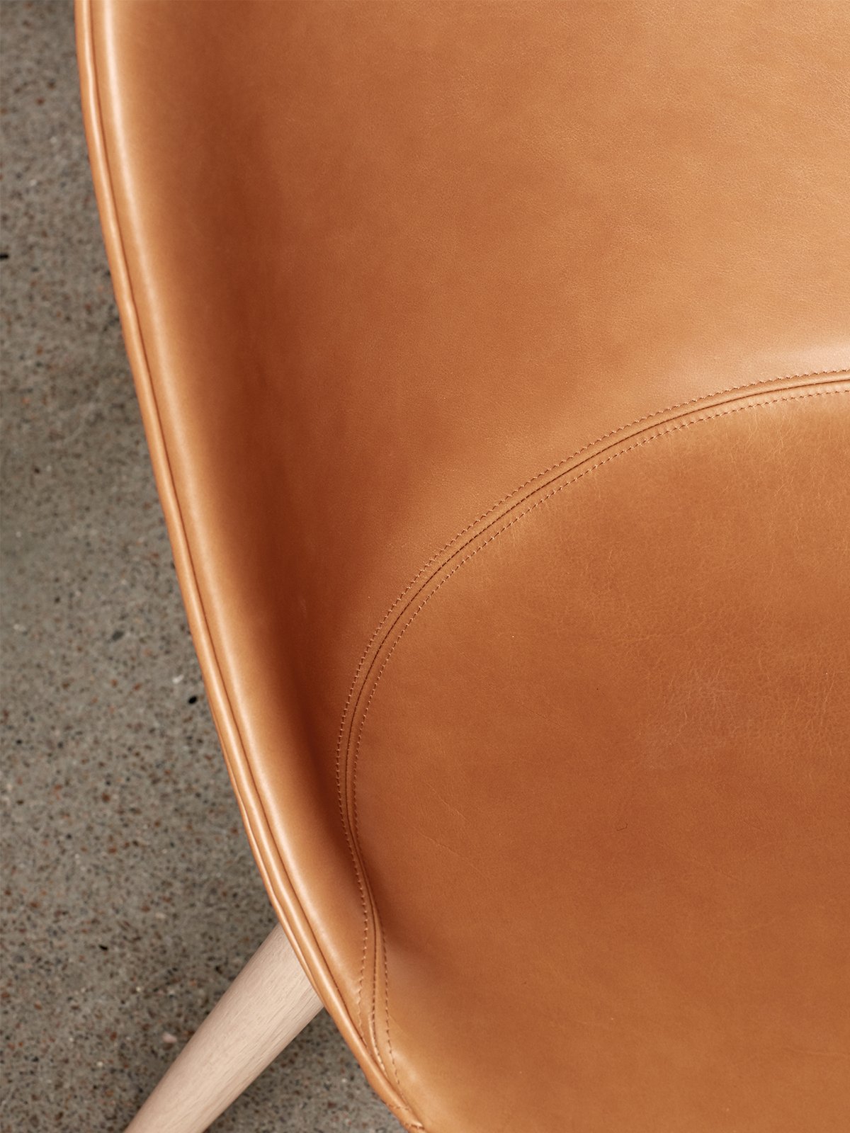 9395001-010B00ZZ MENU Боковой обеденный стул Harbour, деревянная основа, обитый Темный мореный дуб | Чемпион - 041  - Вид №3