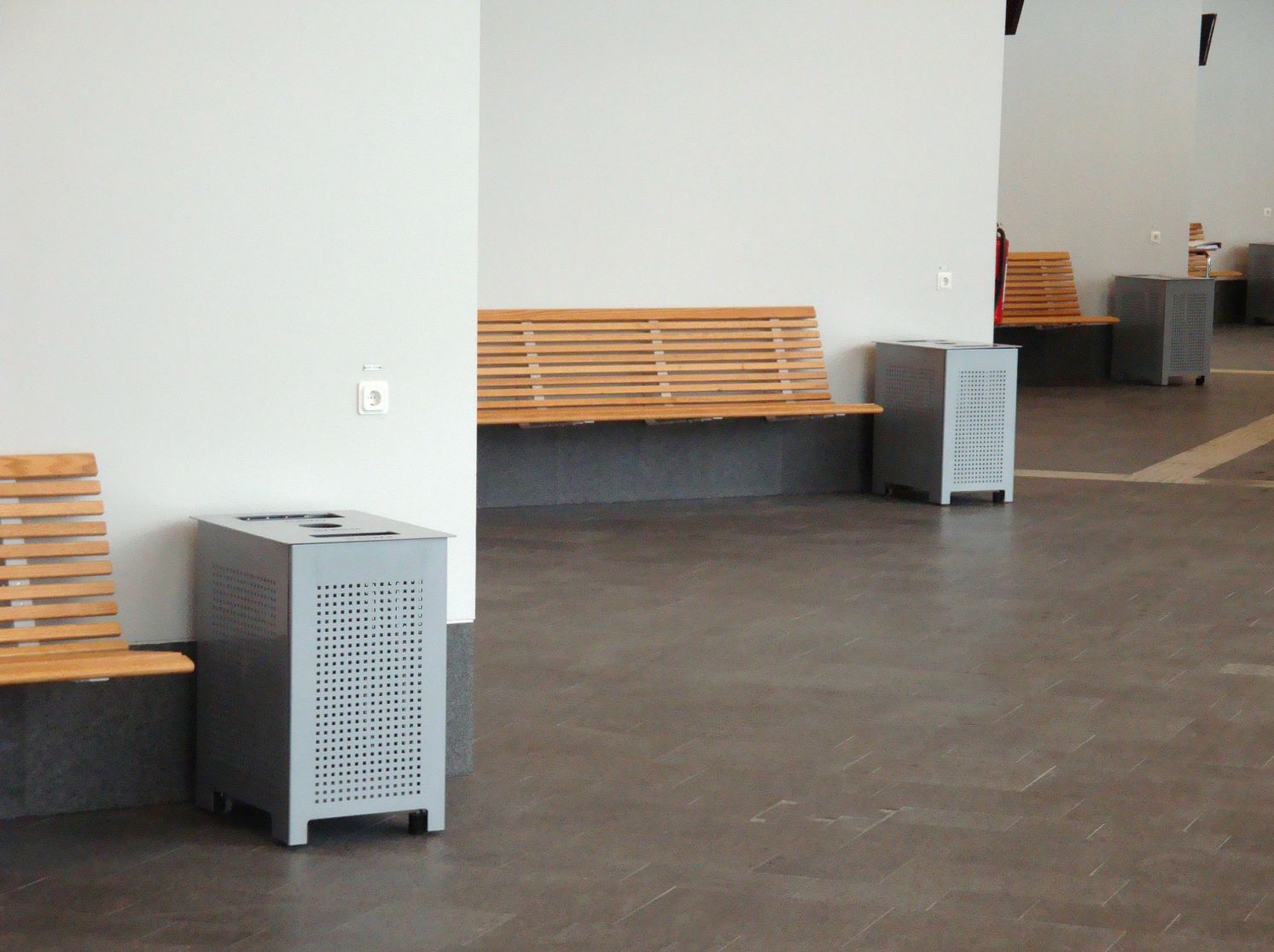 Деревянная скамейка с настенной спинкой Nola Industrier NO2 ARCH-00036246 - Вид №1