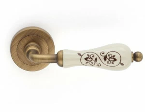 Pasini Ручка из латуни на розетке  1021