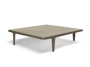 Низкий квадратный журнальный столик со стеклянной столешницей