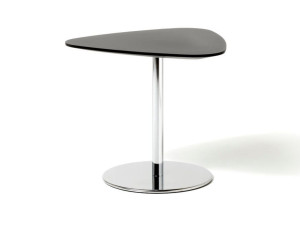 Треугольный журнальный столик с верхом из МДФ и металлическим основанием