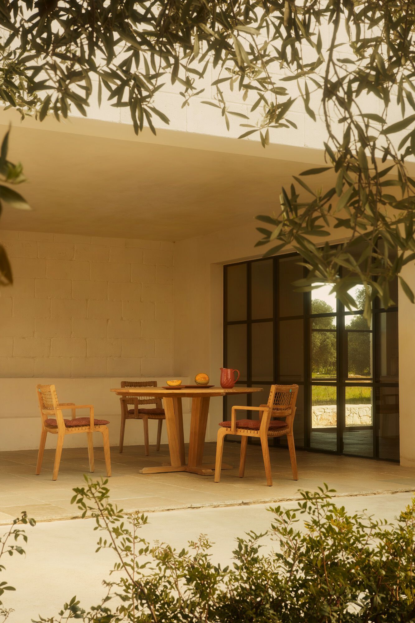 Круглый стол из тикового дерева Unopiù Synthesis ARCH-00118159