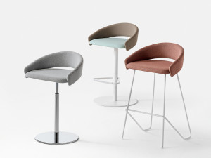 Офисный стул с подставкой для ног