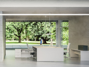 Стол с несколькими кабелями