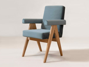 Тканевый стул с подлокотниками