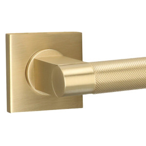 Латунная ручка на розетке