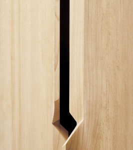 Деревянный шкаф