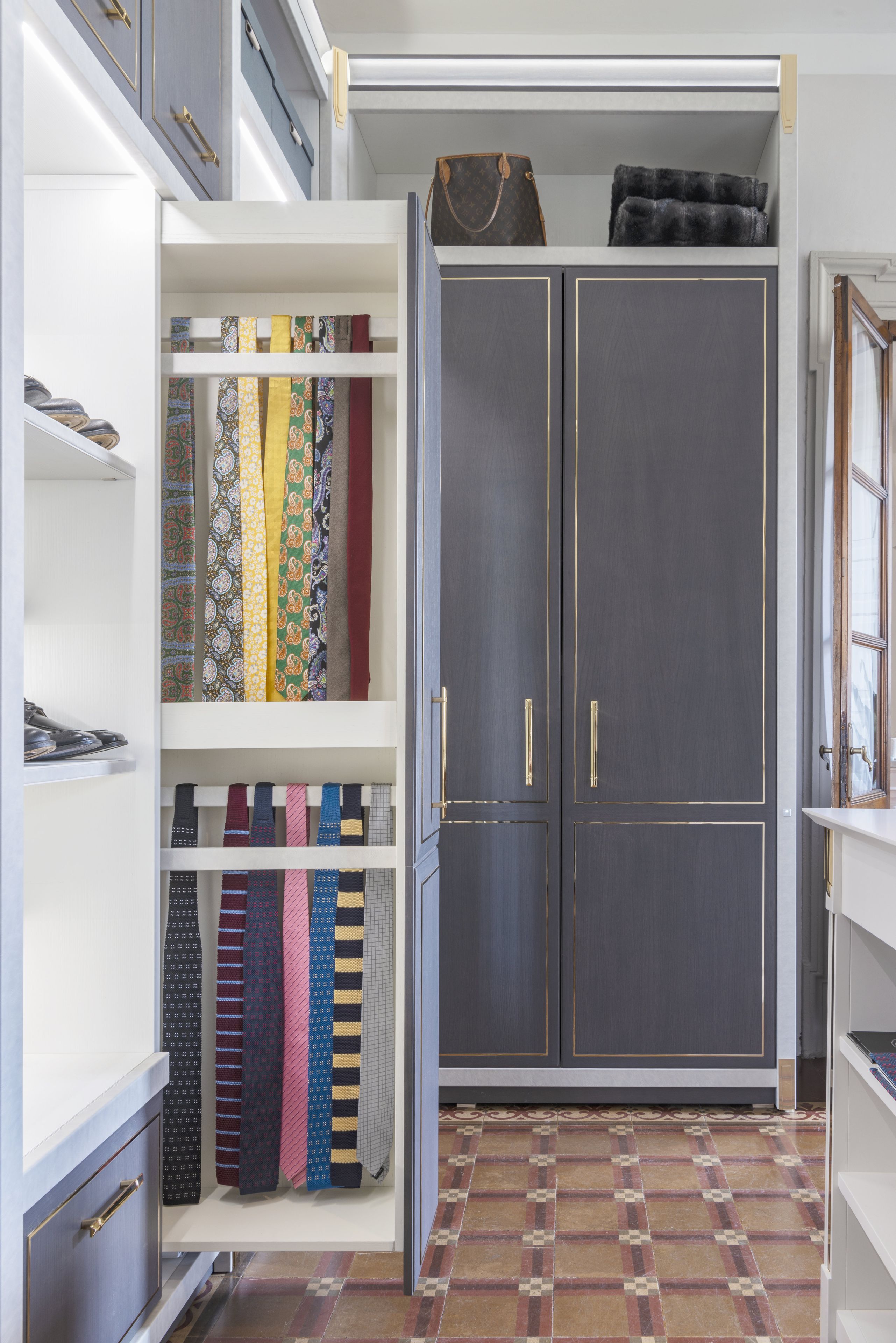 Шкаф из дуба со встроенным освещением на заказ Martini Interiors сущность ARCH-00105014 - Вид №6