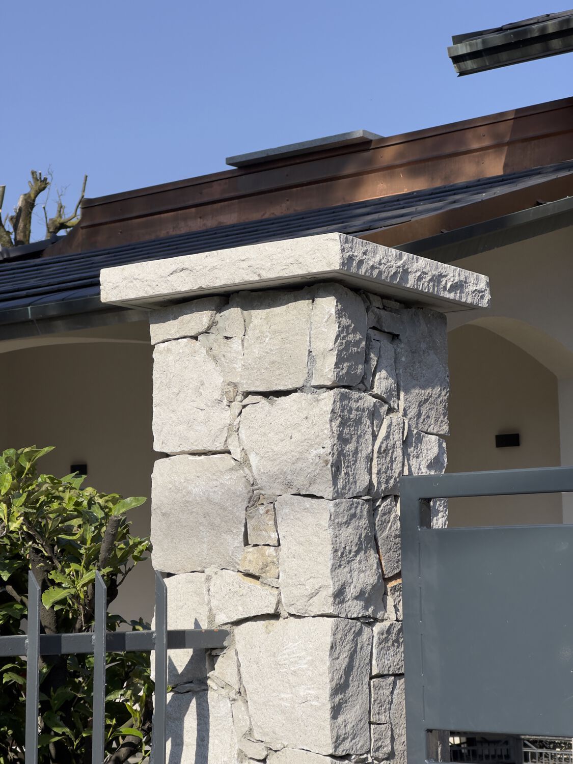 Натуральный каменный элемент для фасада B&B Rivestimenti Naturali камень ARCH-00116203 - Вид №1