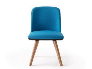 Мягкое кресло с деревянной рамой